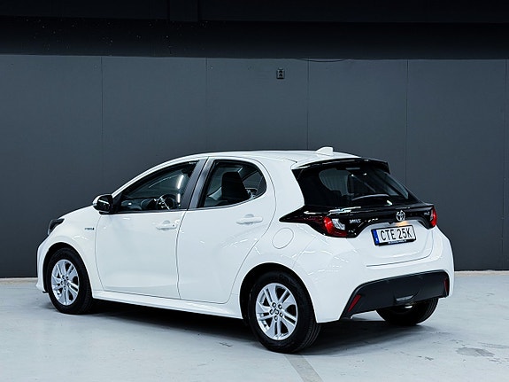 Toyota Yaris 3 of 16