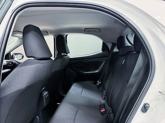 Toyota Yaris 10 of 16