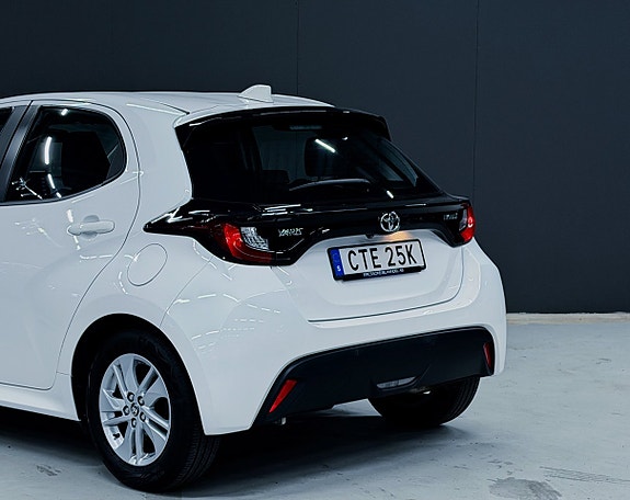 Toyota Yaris 7 of 16
