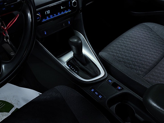 Toyota Yaris 8 of 16