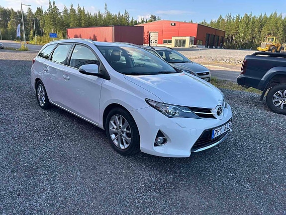 Toyota Auris 2 of 5