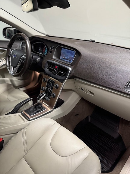 Volvo V40 Cross Country 10 of 25