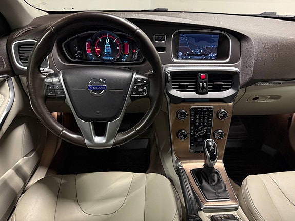 Volvo V40 Cross Country 12 of 25