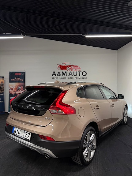 Volvo V40 Cross Country 5 of 25