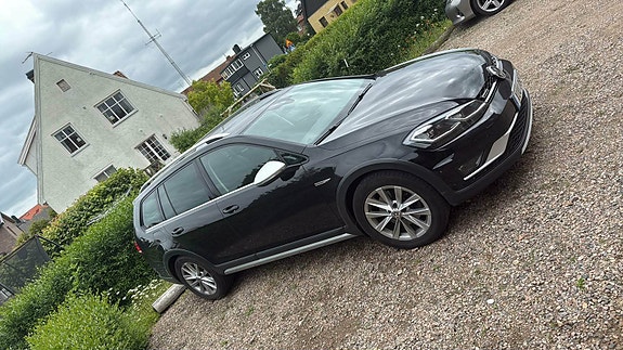 Volkswagen Golf Alltrack 3 of 3