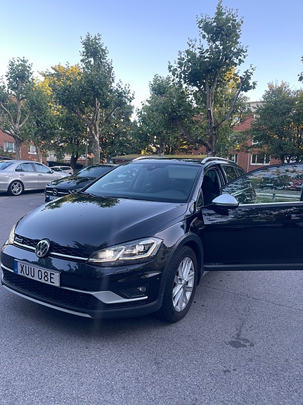 Volkswagen Golf Alltrack 2 of 3