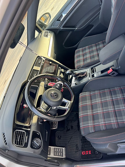 Volkswagen Golf VII 6 of 6