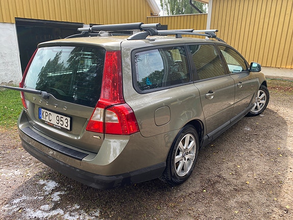 Volvo V70 3 of 9