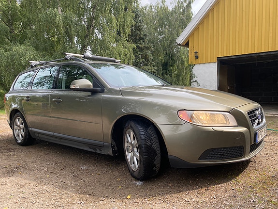 Volvo V70 2 of 9