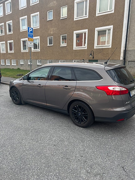 Ford Focus 2 of 6