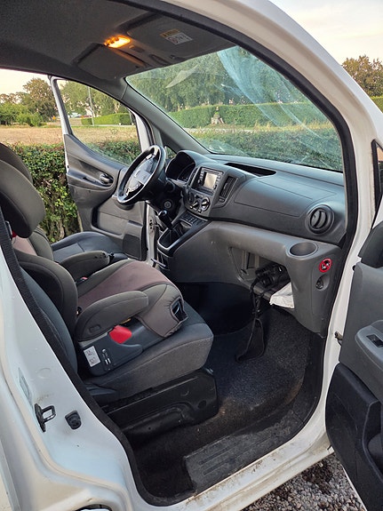 Nissan NV200 2 of 3