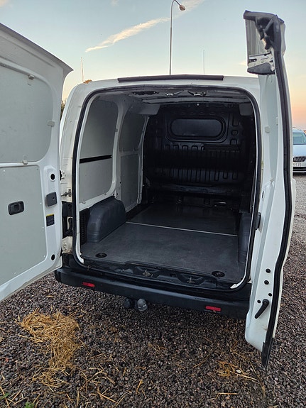Nissan NV200 3 of 3