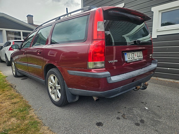 Volvo V70 2 of 5