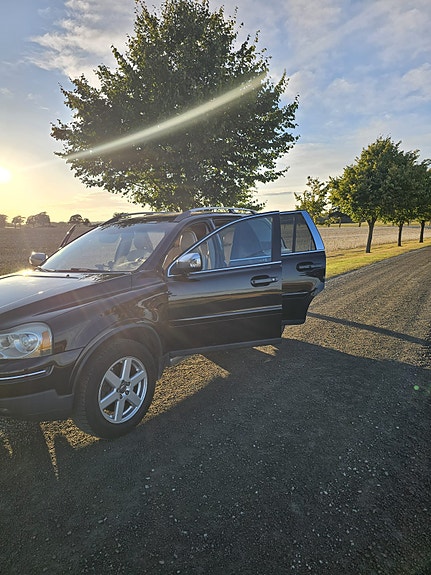 Volvo XC90 2 of 11