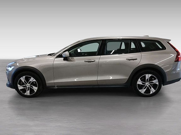 Volvo V60 Cross Country 3 of 16