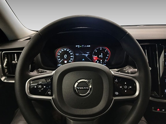 Volvo V60 Cross Country 7 of 16