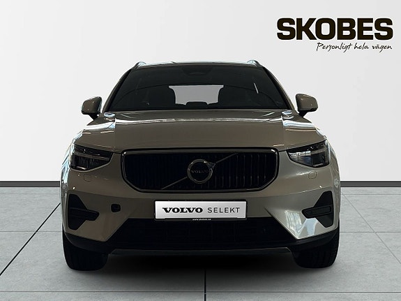 Volvo XC40 2 of 20
