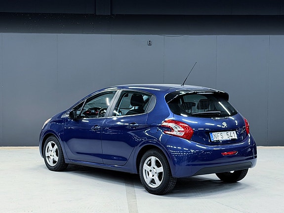 Peugeot 208 2 of 13