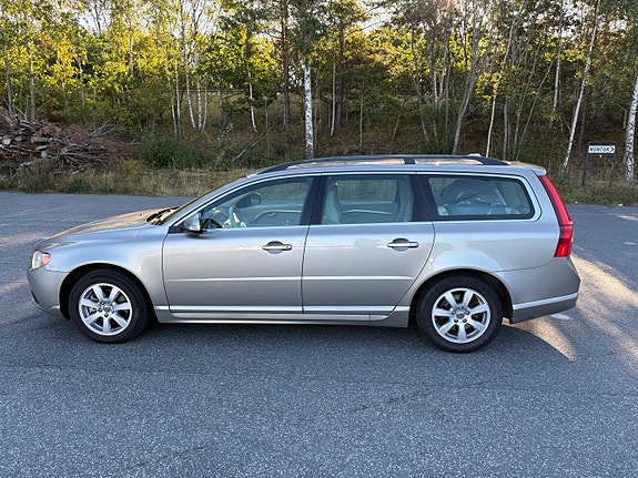 Volvo V70 2 of 12