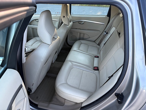 Volvo V70 8 of 12