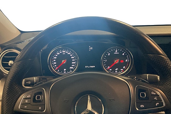 Mercedes-Benz E220 11 of 14
