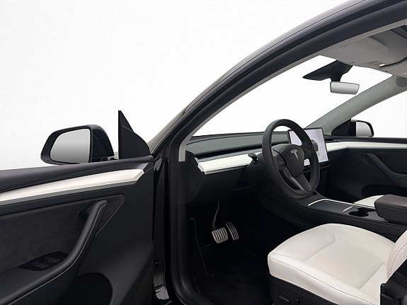 Tesla Model Y 11 of 30