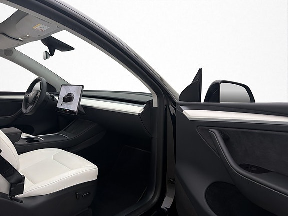 Tesla Model Y 28 of 30