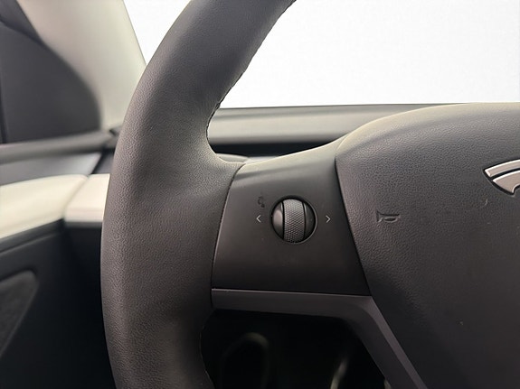 Tesla Model Y 15 of 30