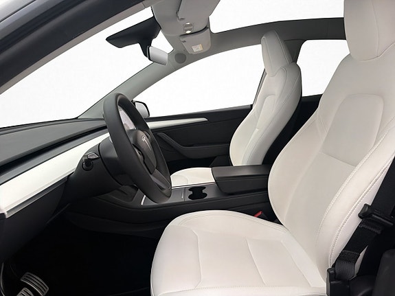 Tesla Model Y 13 of 30