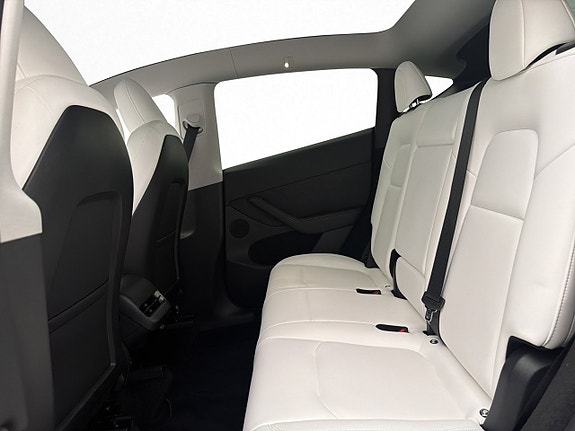 Tesla Model Y 29 of 30