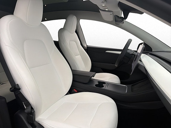 Tesla Model Y 27 of 30