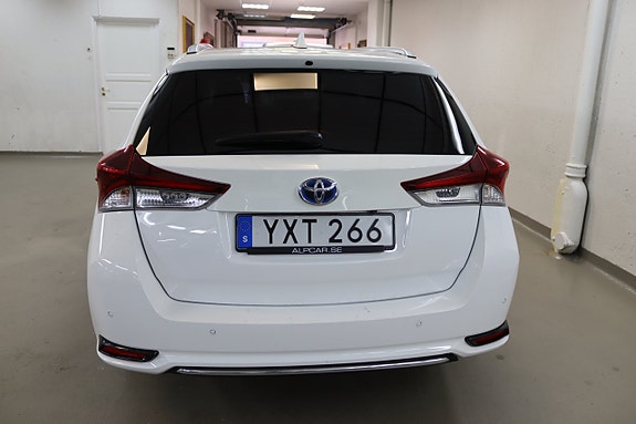 Toyota Auris 7 of 18
