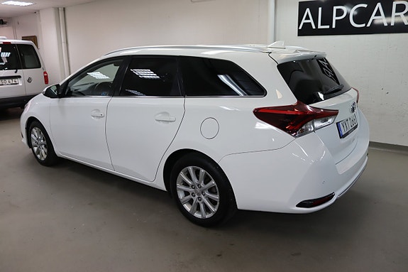 Toyota Auris 8 of 18