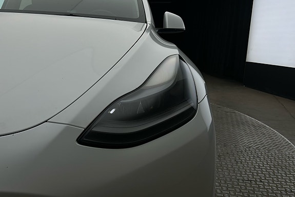 Tesla Model Y 10 of 27