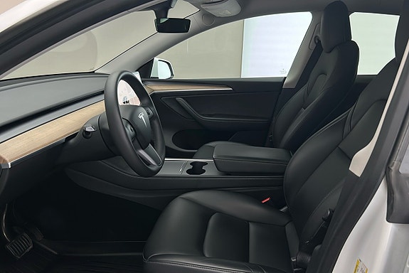 Tesla Model Y 9 of 27