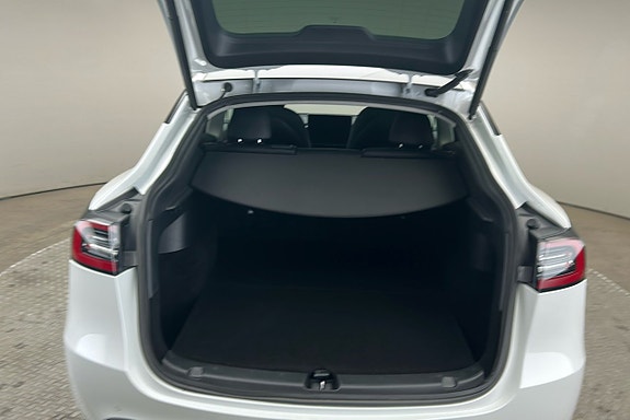 Tesla Model Y 13 of 27
