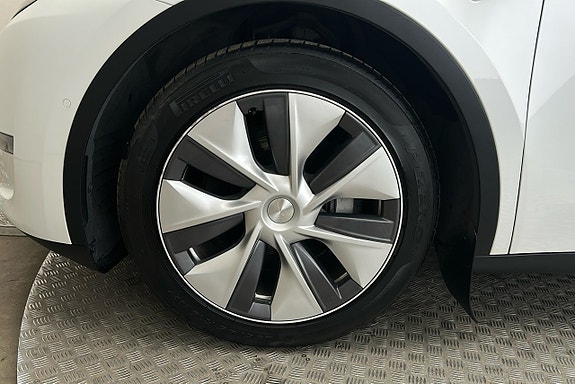 Tesla Model Y 11 of 27
