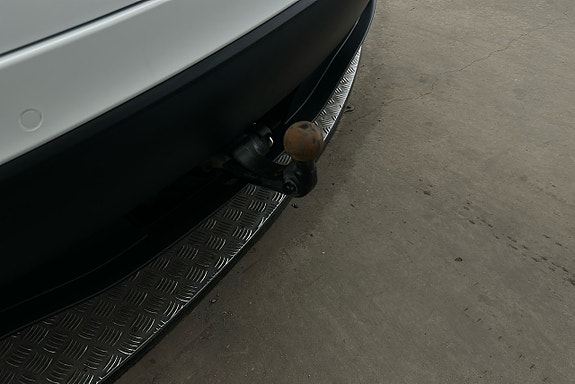 Tesla Model Y 17 of 27