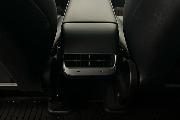 Tesla Model Y 23 of 27