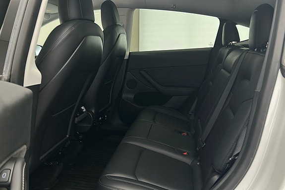 Tesla Model Y 12 of 27