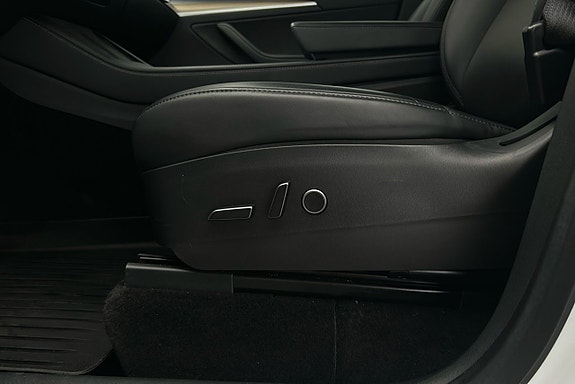 Tesla Model Y 15 of 27