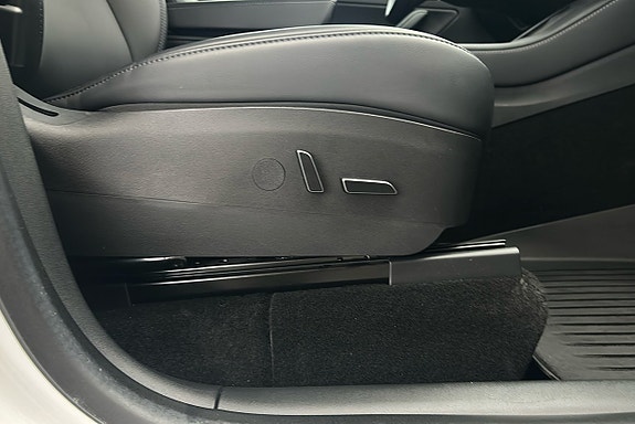Tesla Model Y 16 of 27