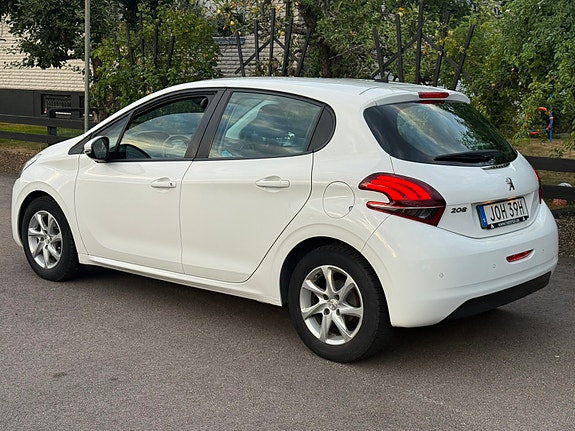 Peugeot 208 3 of 11