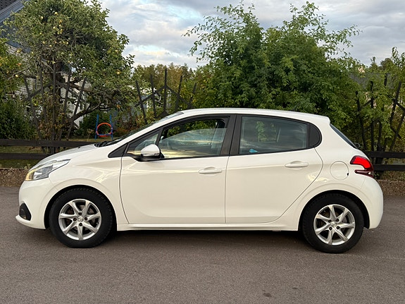 Peugeot 208 2 of 11