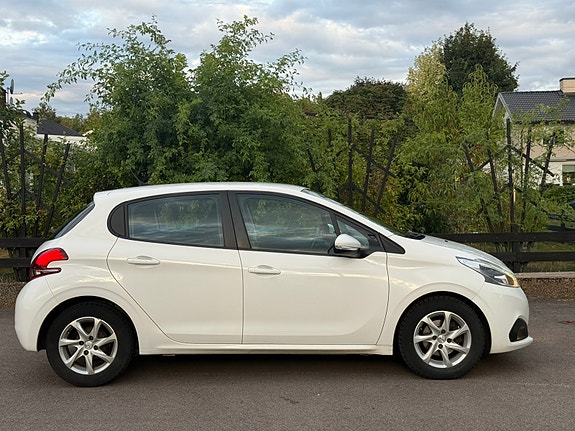 Peugeot 208 5 of 11