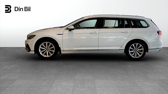 Volkswagen Passat 2 of 18