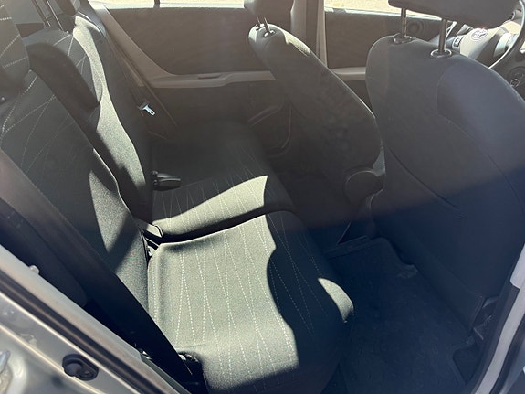 Toyota Yaris 16 of 19