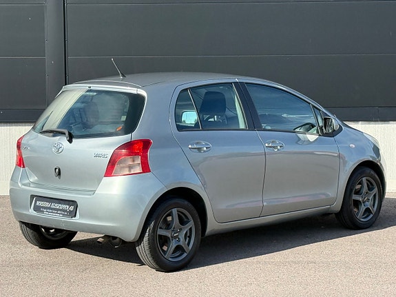 Toyota Yaris 8 of 19