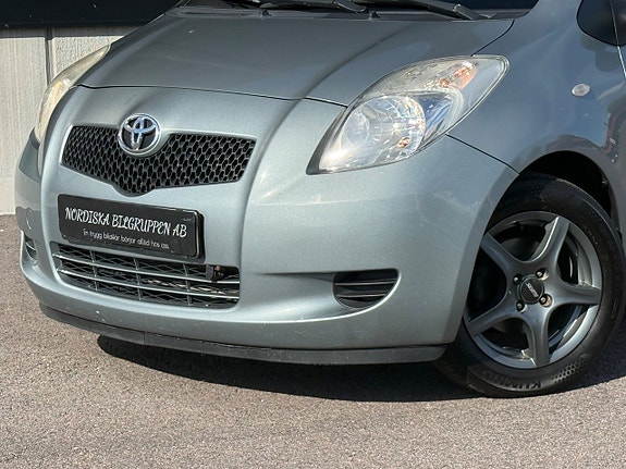 Toyota Yaris 3 of 19