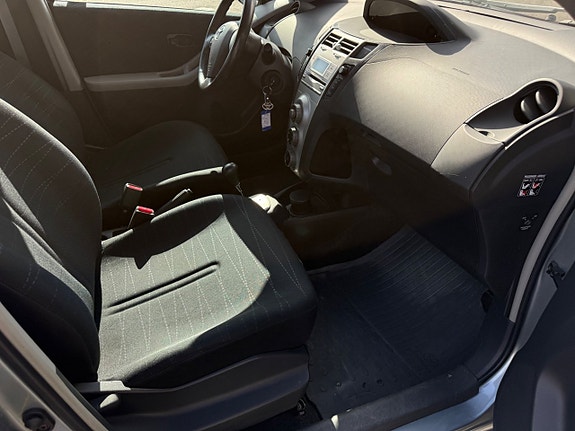 Toyota Yaris 15 of 19